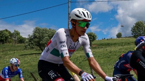 Asciende Isaac del Toro al Top 10 en Tour Auvergne-Rhône-Alpes