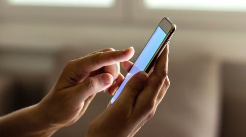 Cumplen regios con registrar la línea del teléfono celular