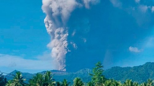 Mueren tres excursionistas tras erupción de volcán en Indonesia