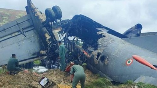 Mueren cinco militares tras desplome de avión en India