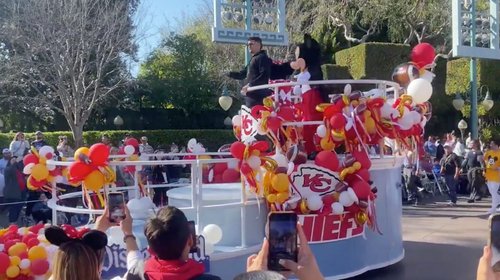 El MVP Patrick Mahomes desfila por Disneyland
