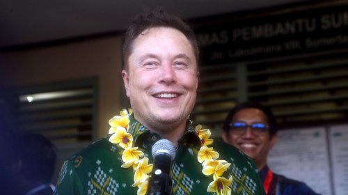 Elon Musk inaugura servicio satelital en Indonesia