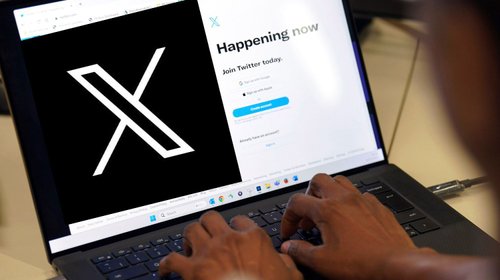 Elon Musk presenta la nueva 'X' en blanco y negro en Twitter