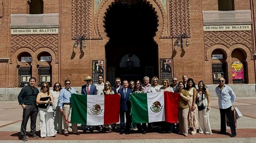 ¡Olé! Eloy Cavazos recibe homenaje en Puerta Grande de España