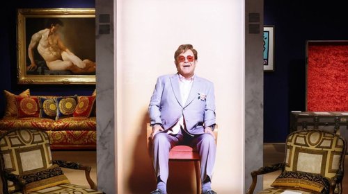 Arrasan subasta de los tesoros del cantante Elton John
