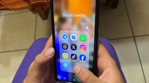 Emiratos Árabes Unidos prohíbe a menores el uso de redes sociales