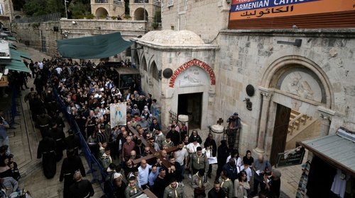 En Jerusalén, palestinos reducen rituales de Viernes Santo