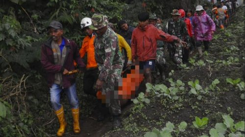 Rescatistas encuentran más cadáveres tras erupción volcánica