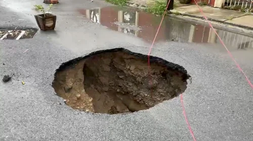 Enorme socavón pone en peligro a automovilistas en Monterrey