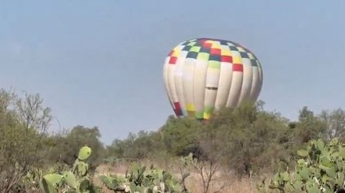 Globo aerostático aterriza de emergencia en Teotihuacán
