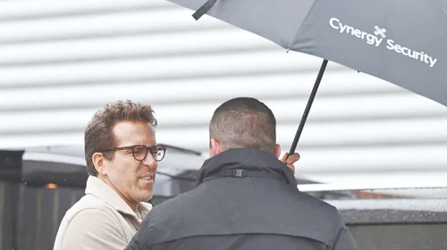Ryan Reynolds sorprende como Santa Claus en su visita a Wrexham