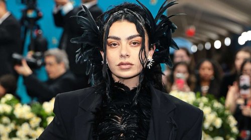 Charli XCX adelanta nueva musica en fiesta en un bar de Londres