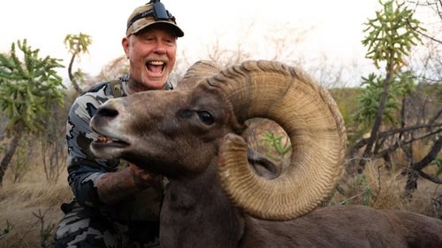 Polémica por caza deportiva de James Hetfield en Sonora