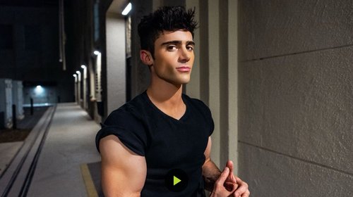 Arrestan al actor Max Ehrich por violencia doméstica
