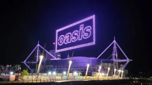 Crean con drones el logo de Oasis previo al inicio de su gira