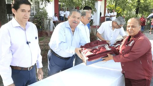 Entrega Escobedo más de 300 uniformes a Servicios Públicos