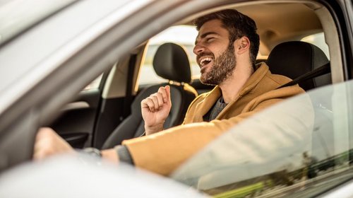 Escuchar música en el tráfico también promueve tu bienestar