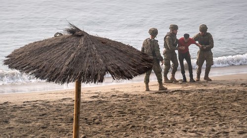 España instala barrera marítima en Ceuta tras crisis migratoria