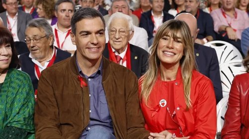 Esposa de Pedro Sánchez entrega pasaporte por posible corrupción