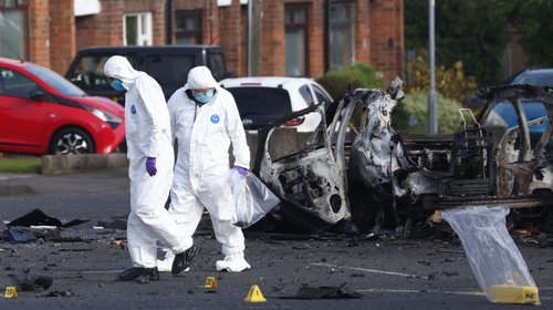 Estalla coche bomba fuera de comisaría en Irlanda del Norte
