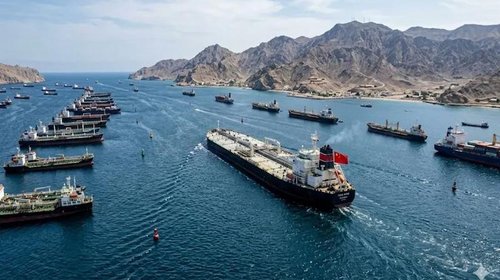 EUA presume liberar de estrecho de Ormuz 100 millones de barriles