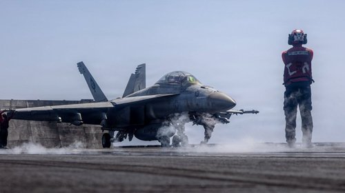 EUA intercepta misiles iraníes; responde atacando base militar