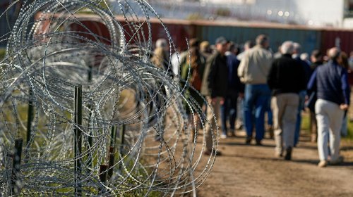 EUA reporta en diciembre cifra histórica de arrestos a ilegales