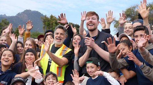 Se unen Eugenio Derbez y Mr. Beast por la educación