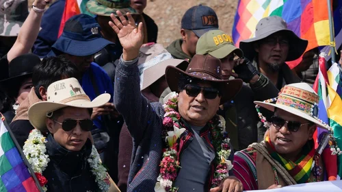 Evo marcha en Bolivia por crisis económica y defiende candidatura