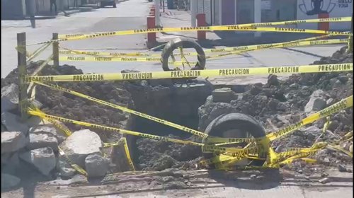 Avenida San Ángel es afectada por fugas de drenaje