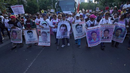 Exigen padres de los 43 normalistas investigar a García Harfuch
