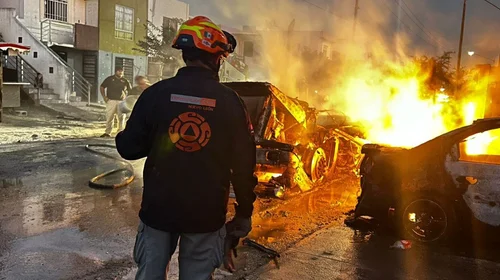 Explota tractocamión en Pesquería; consume vehículos