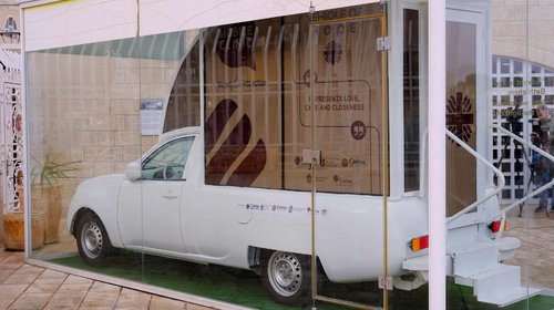 Papamóvil convertido en clínica espera permiso para entrar a Gaza