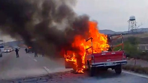 Familia de Nuevo León escapa de camioneta en llamas en Coahuila