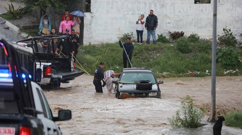 Reconocerán a policía que salvó a conductor de lluvia en Saltillo
