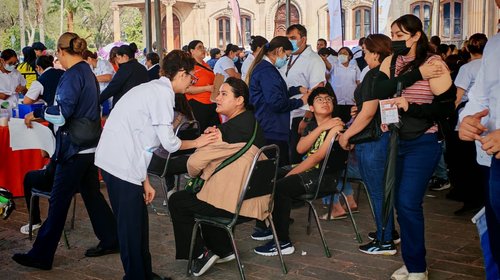 Macrobrigada contra sarampión reúne a familias en NL
