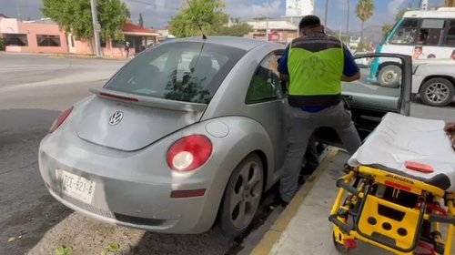 Nace bebé dentro de coche en calles del centro de Saltillo