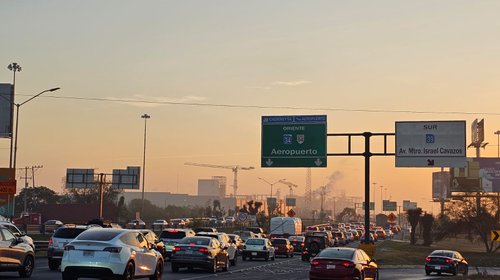 Alta afluencia en caseta al aeropuerto; vuelve cobro de peaje 