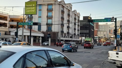 Fallan semáforos en Centro de Monterrey; hay un caos 