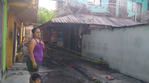 Techo cae sobre vivienda en la colonia Industrial en Monterrey