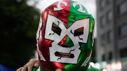 Fanáticos se rinden a la magia de la lucha libre mexicana
