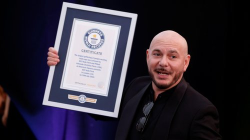 Pitbull rompe récord Guinness con miles de 'calvos' en concierto