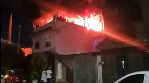 Se incendia vivienda en Apodaca; vecinos buscan sofocar el fuego
