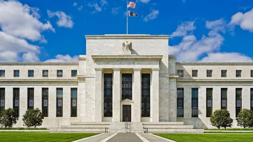 Fed mantiene tasas de interés, pero advierte sobre la inflación