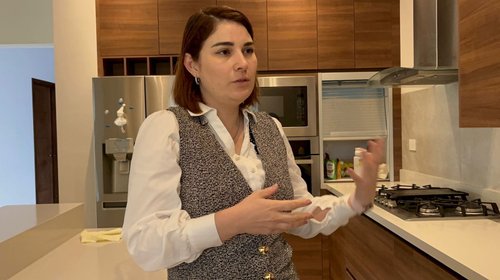 Pelea por sus hijos y queda arraigada en su casa