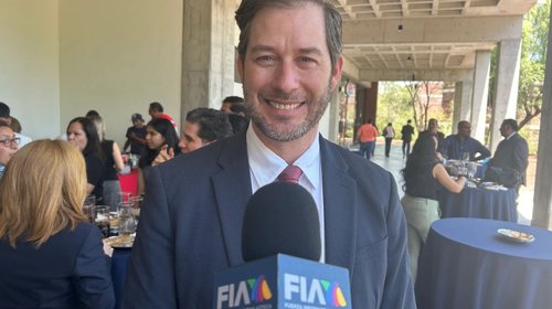 Rector propone prohibir redes a menores de 16 años en Coahuila