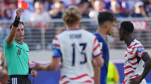 FIFA respalda al árbitro Raphael Claus por expulsar a Balogun 