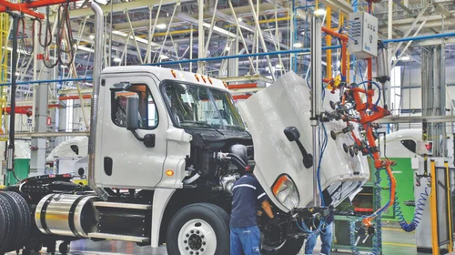 Se desploma producción y exportación de camiones en México