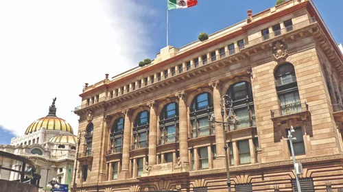 Banxico mejora levemente pronóstico del PIB de México