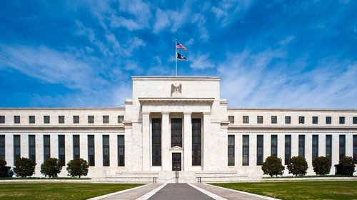 Cede la Fed ante Trump y anticipa más recortes este año